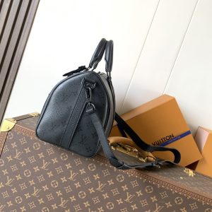 Alternative view of M28370 Top-tier authentic piece  Variable-code chip 163C 35cm Travel Bag Speedy Pillow Bag KEEPALL BANDOULIÈRE 35 Handbag This Keepall Bandoulière 35 handbag features Monogram Midnight XL coated canvas with refined leather trim. Matte hardware and zippers accentuate its clean lines.The removable and adjustable leather shoulder strap allows for comfortable shoulder or crossbody carry, while the rolled leather top handle offers an additional hand-carry option. Dimensions: 21 x 16 x 34 cm (Height x Width x Length).